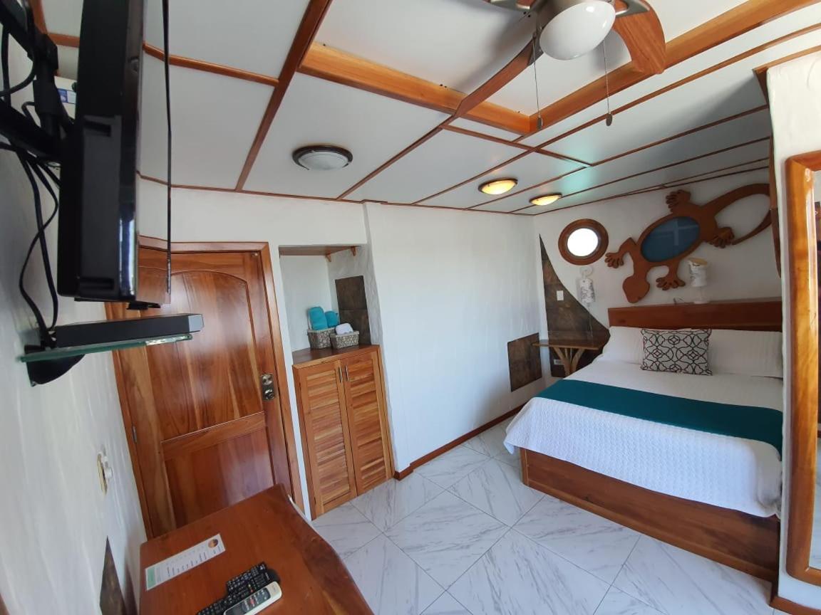 Casa Ocean Pier Bed & Breakfast Puerto Ayora  Bagian luar foto